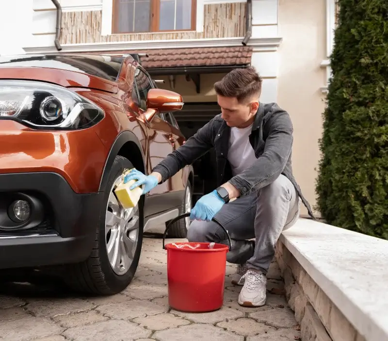Lavage auto à domicile Saint-Hilaire-de-Chaléons : professionnel intervenant sur un véhicule